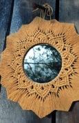 Makramowa mandala w stylu Boho z lusterkiem w kolorze musztardowym 