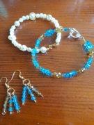 Dwie bransoletki i kolczyki.