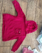 Czerwona bluza z kapturem 