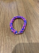 Kolorowe bransoletki z gumek – ręcznie robione przez dzieci