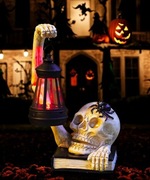 Czaszka z lampami słonecznymi