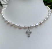 Naszyjnik Choker z naturalnych pereł słodkowodnych z krzyżykiem