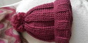 Czapka ręcznie zrobiona. Jesień, zima. Kolor burgund.