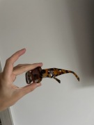 Brązowe (w panterkę) okulary przeciwsłoneczne w stylu P