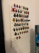 Uchwyt wieszak zawieszka IKEA SKADIS biały/czarny, na pionki, figurki, LEGO