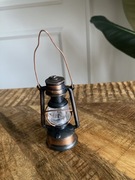 Metalowa temperówka w kształcie lampy naftowej