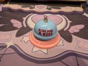 Dzwonek na biurko "Ring for a kiss"