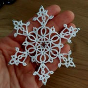 Dekor na choinkę śnieżynka frywolitka biala+koraliki 9 cm