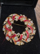 Śliczna broszka w pudełku 