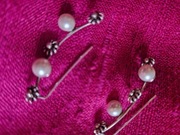 Nausznice z perełkami.