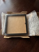 ramka typu "shadow box" lub głęboka ramka na zdjęcia, która jest często wyk