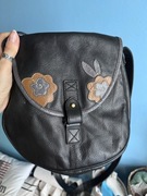 Skórzana torebka o orginalnym wzorze z ozdobami vintage retro 