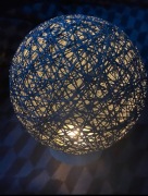 Piękna rattanowa lampka do sypialni