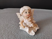 Figurka siedzącego aniołka