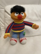 Oryginał maskotka Play-By-Play Erni z Ulicy Sezamkowej 24cm