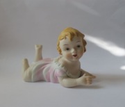 Figurka aniołek Piano Baby porcelana