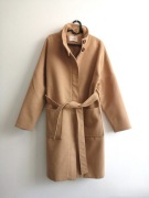 wiosenny płaszcz kołnierz kominowy zapinany na zamek wiązany 