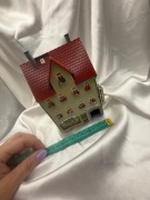 miniaturowa kamienica z apteką