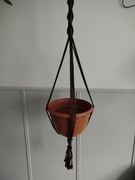 Kwietnik wiszący ze sznurka, makrama