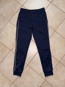 158 granatowe spodnie dresowe z aplikacją napisem dresy