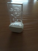 Lampka ścienna włączana do sieci.