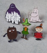 Pin przypinka wzor muminki muminek buka bobek  włóczykij mała Mi