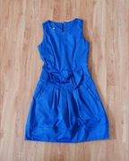 Niebieska sukienka na rami