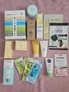 Zestaw nowych i nieużywanych kosmetyków 