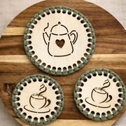 Zestaw podkładek – drewniana baza & makrama (oliwkowy) 