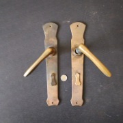 Duże mosiężne klamki z szyldami 