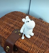 Brelok szydełkowy Muminek zawieszka do kluczy, do auta, do plecaka 