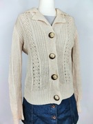 Rozpinany sweterek damski dzianinowy z guzikami beżowy kremowy kołnierzyk