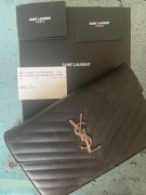 Czarna torebka Yves Saint Laurent na ramię