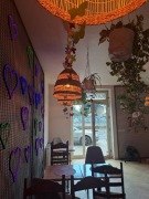 Ozdobna krata z neonowymi sercami