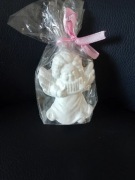 Aniołek z akordeonem, mały, biały gipsowy, zapakowany na prezent