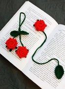Zestaw różyczek wykonany na szydełku, brelok, zakładka do książki 