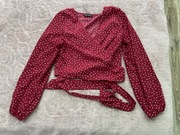 Czerwona wiązana bluzka