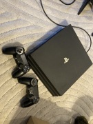 PlayStation 4 Slim 1TB + 2 pady + Gry