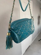 Turkusowa mała torebka na długim łańcuszku z frędzlem pikowana jesień 
