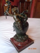 Antyczny flakon na kwiaty z brązu