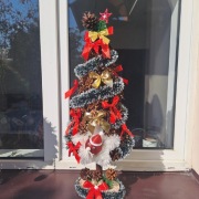 Choinki z szyszek rękodzieło ozdabiane z ledami jak i bez  80 cm 