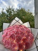 Bukiet róż ze wstążki z lampkami led 