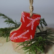 Ręcznie malowane ozdoby świąteczne – skarpetki i rękawiczki, zestaw 8 sztuk