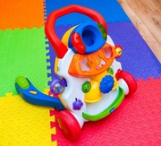 CHICCO INTERAKTYWNY CHODZIK JEŹDZIK PCHACZ 3w1