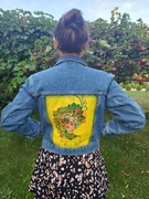 Kobieta z kwiatami kurtka jeansowa customizowana