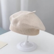 Nowy berecik / beret dla dziewczynki – jasny beż – 6 miesięcy do 2 lat