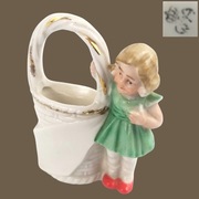 dziewczynka z koszem Lippelsdorf Wagner & Apel lata30te  6,5cm