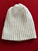 Czapka wykonana na drutach z bawełny dzianinowej 