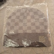 Szara czapka Louis Vuitton 