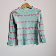 Sweterek w serduszka dla dziewczynki